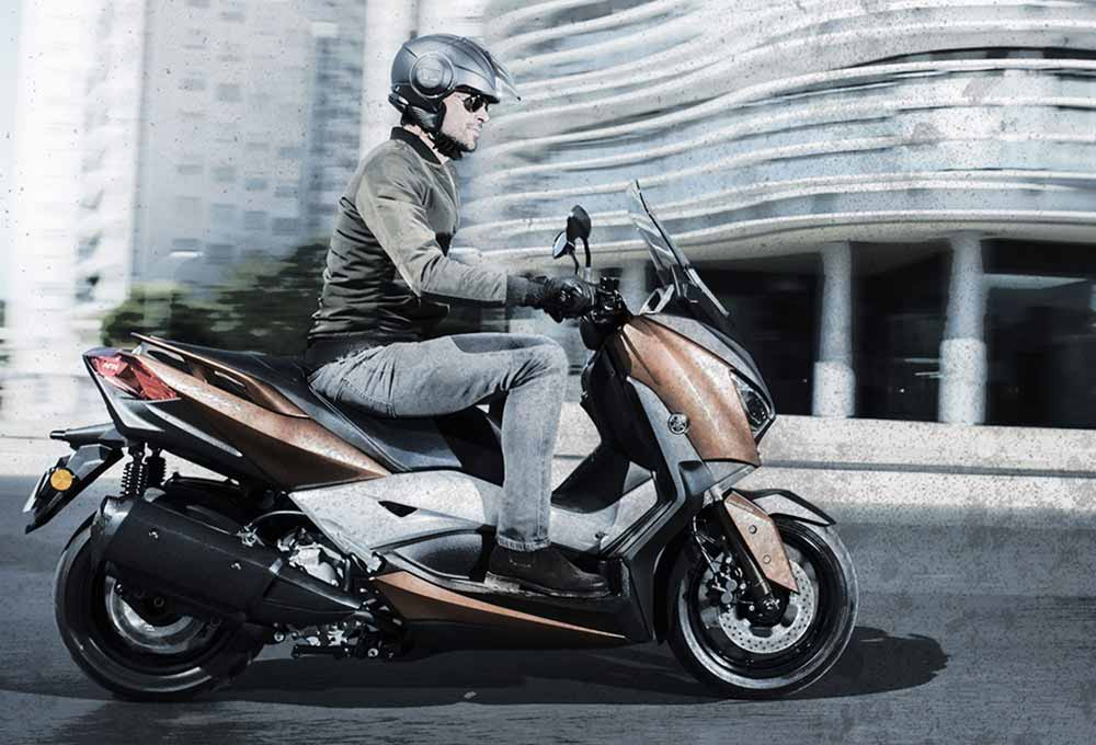 Αναβάτης Yamaha X-Max 300 στα ελαστικά Dunlop Scootsmart