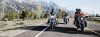 Um grupo de pilotos da Harley-Davidson em estrada aberta