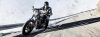 Motociclista Harley-Davidson con neumáticos Dunlop