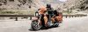 Motociclista da Harley-Davidson andando com pneus Dunlop pelas montanhas