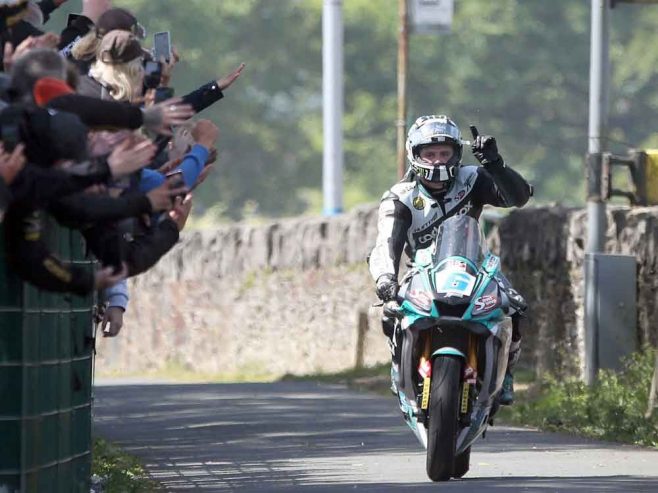 Los neumáticos Dunlop ganan todas las carreras en solitario en el TT de la Isla de Man.
