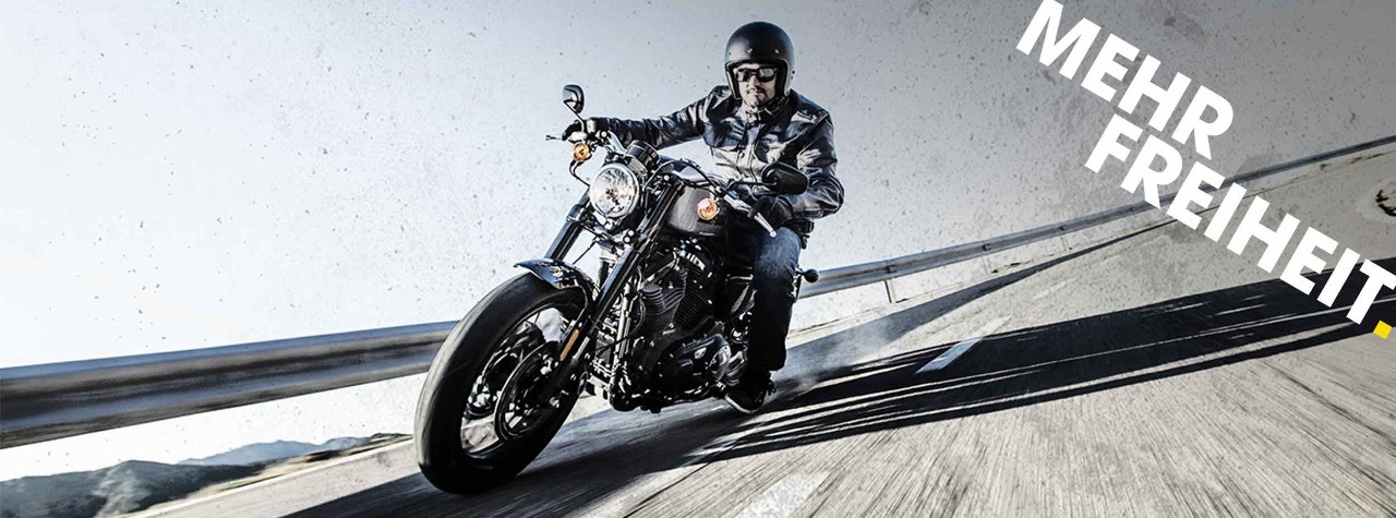 Harley-Davidson-Fahrer auf Bergstraße auf Dunlop-Reifen