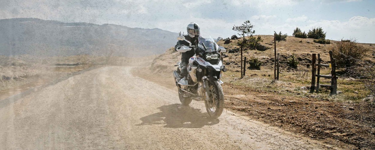 BMW GS Fahrer auf Dunlop Trailmax Meridan Reifen auf staubiger Strecke