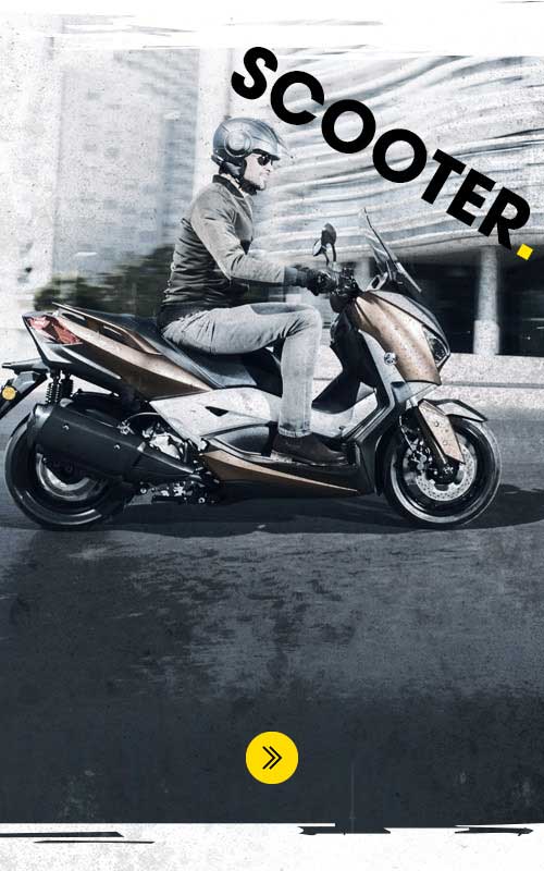 Αναβάτης της Yamaha Scooter στα ελαστικά Dunlop