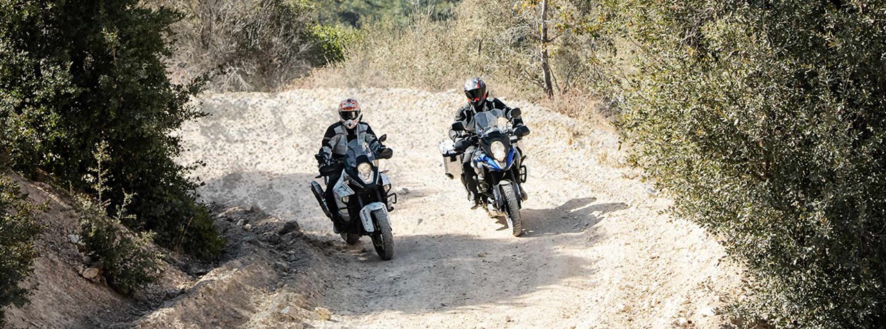 Pilotos de BMW 1200 GS en una pista polvorienta con neumáticos Dunlop Trailmax Mission