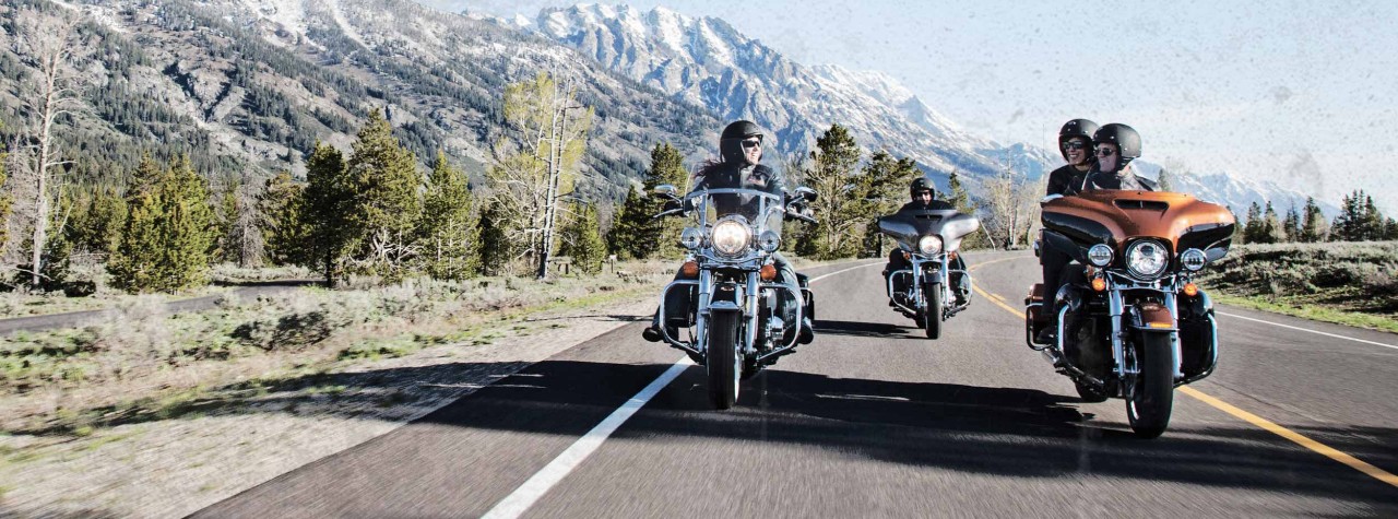 Un grupo de motociclistas de Harley-Davidson en la carretera