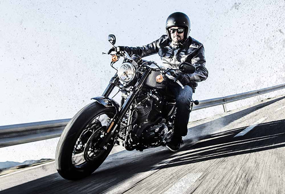 Motociclista Harley-Davidson con neumáticos Dunlop