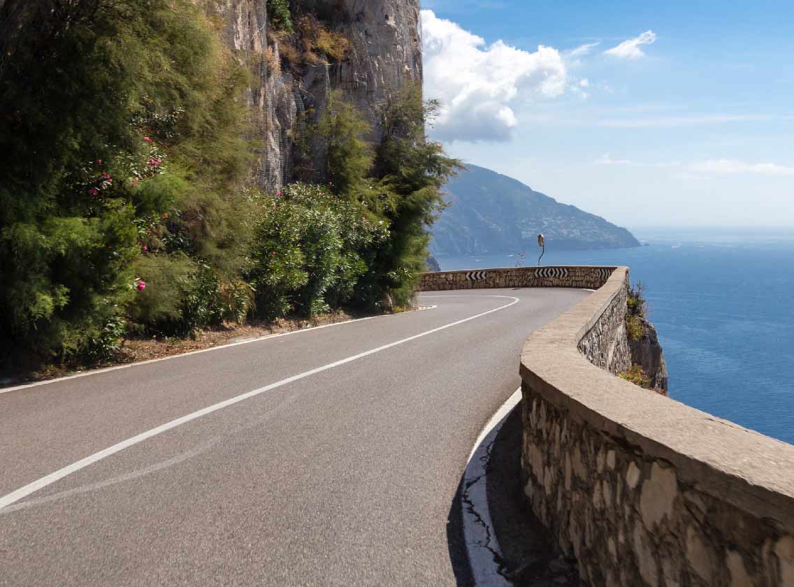 Carretera de montaña en la Costa de Amalfi, Italia