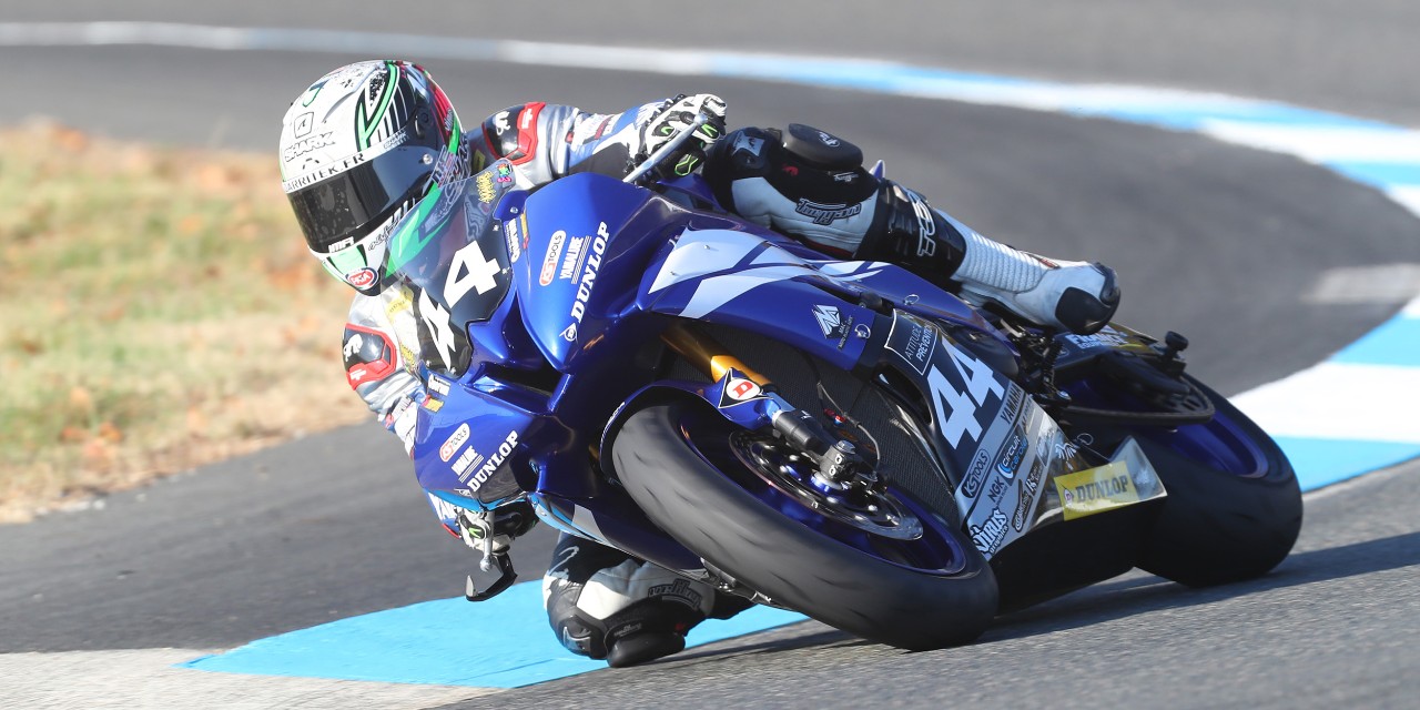 Lucas Mahias sur sa Yamaha en course équipé des Dunlop GP Racer D212