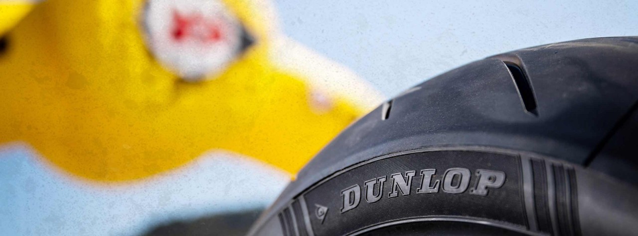 Gros plan sur le flanc du pneu Dunlop SportSmart TT