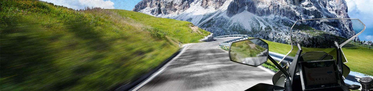 BMW S 1000 XR fährt auf Dunlop Mutant-Reifen mit Bergen im Hintergrund zurück