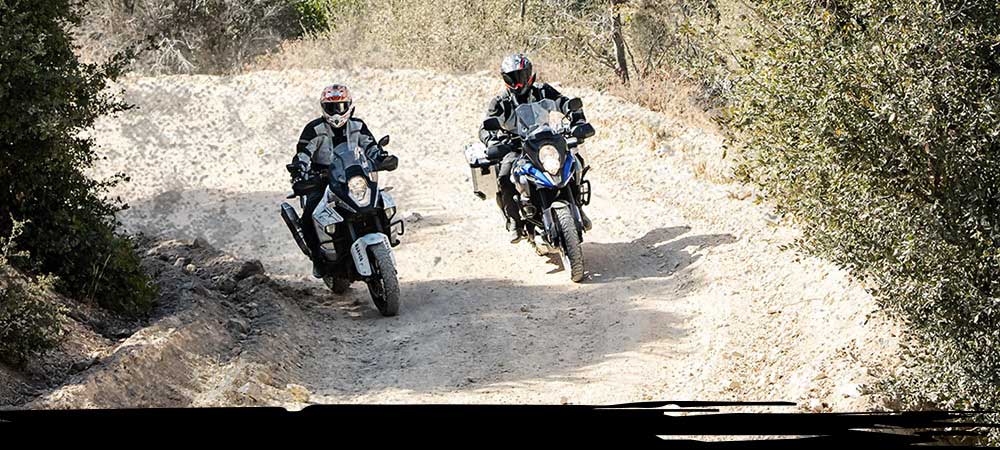 Pilotes BMW 1200 GS sur une piste poussiéreuse sur pneus Dunlop Trailmax Mission