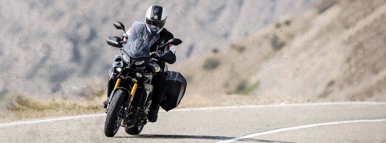 Yamaha Tracer 9GT avec pneus Dunlop RoadSmart IV sur route de montagne