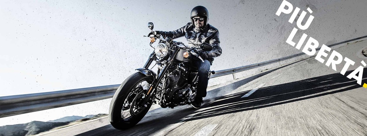 Pilota Harley-Davidson su strada di montagna con pneumatici Dunlop