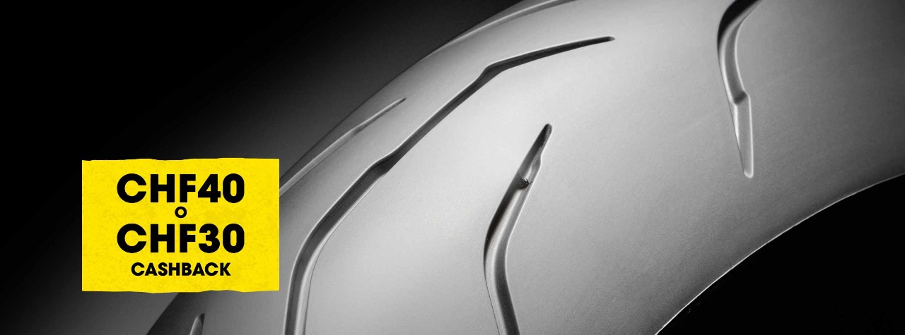 BMW S 1000 XR fährt auf Dunlop Mutant-Reifen mit Bergen im Hintergrund zurück