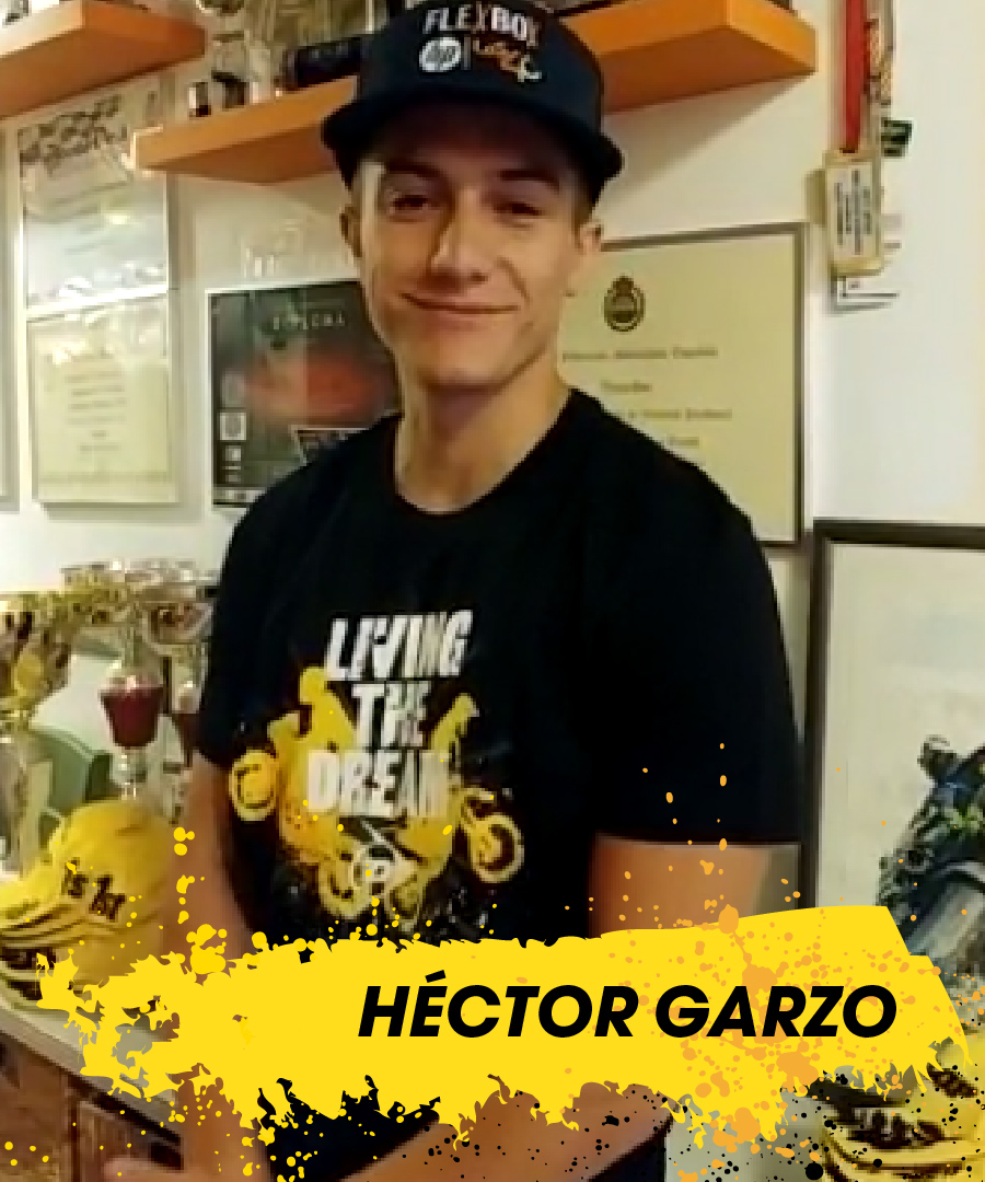 Hector Garzo mentre indossa la t-shirt Dunlop Living the Dream