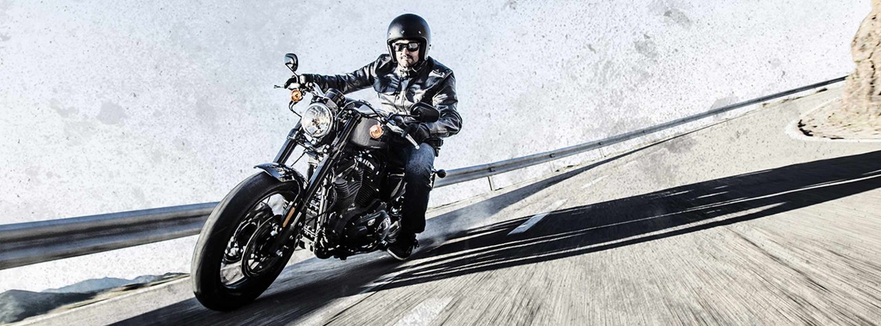 Motociclista Harley-Davidson con pneumatici Dunlop