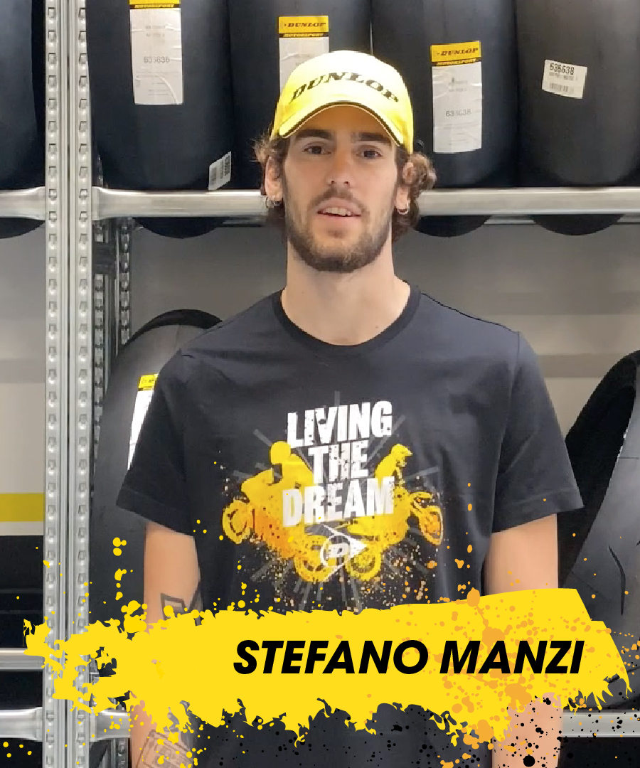 Stefano Manzi mentre indossa la t-shirt Dunlop Living the Dream