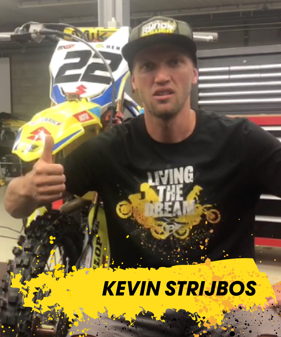 Kevin Strijbos mentre indossa la t-shirt Dunlop Living the Dream