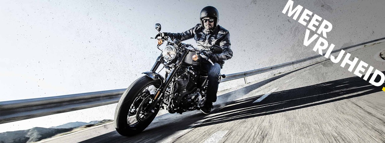 Harley-Davidson-rijder op bergweg op Dunlop-banden