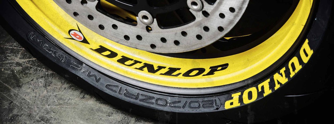 Gros plan d'un flanc de pneu Dunlop