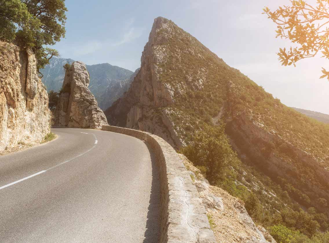 Smalle bergweg langs de Gorge du Verdon, Frankrijk.