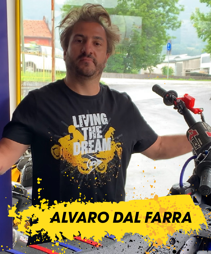 Alvaro Dal Farra noszącego koszulkę Dunlop Living the Dream