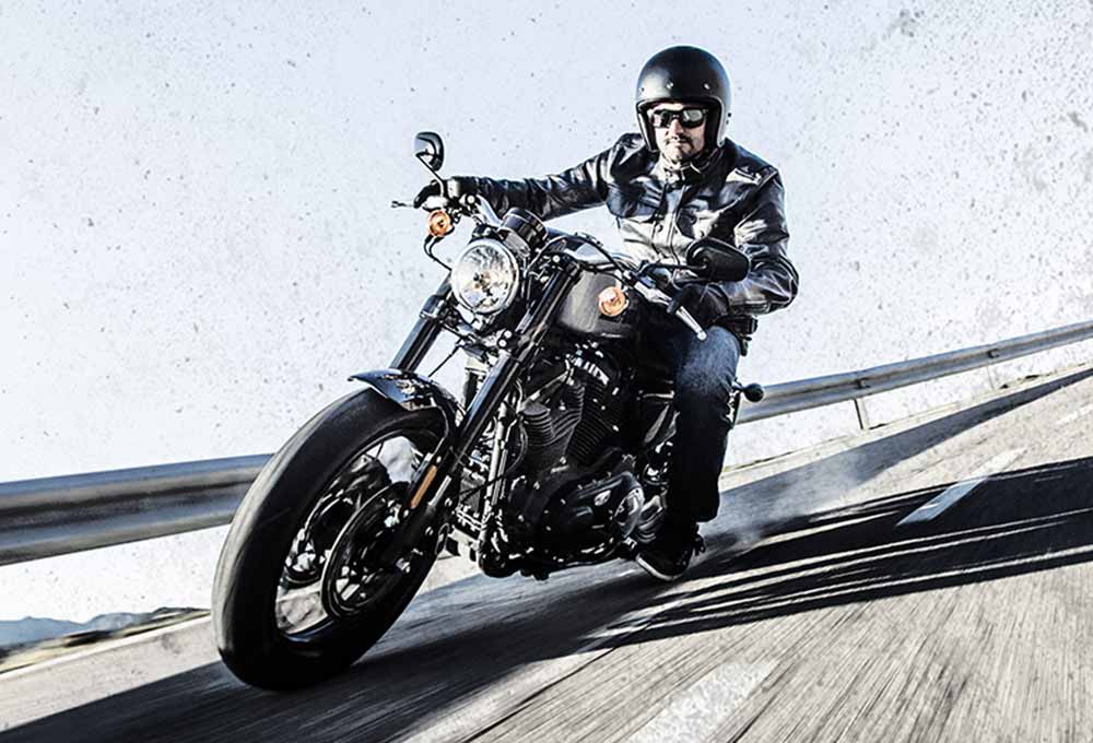 Motocyklista Harley-Davidson na oponach Dunlop