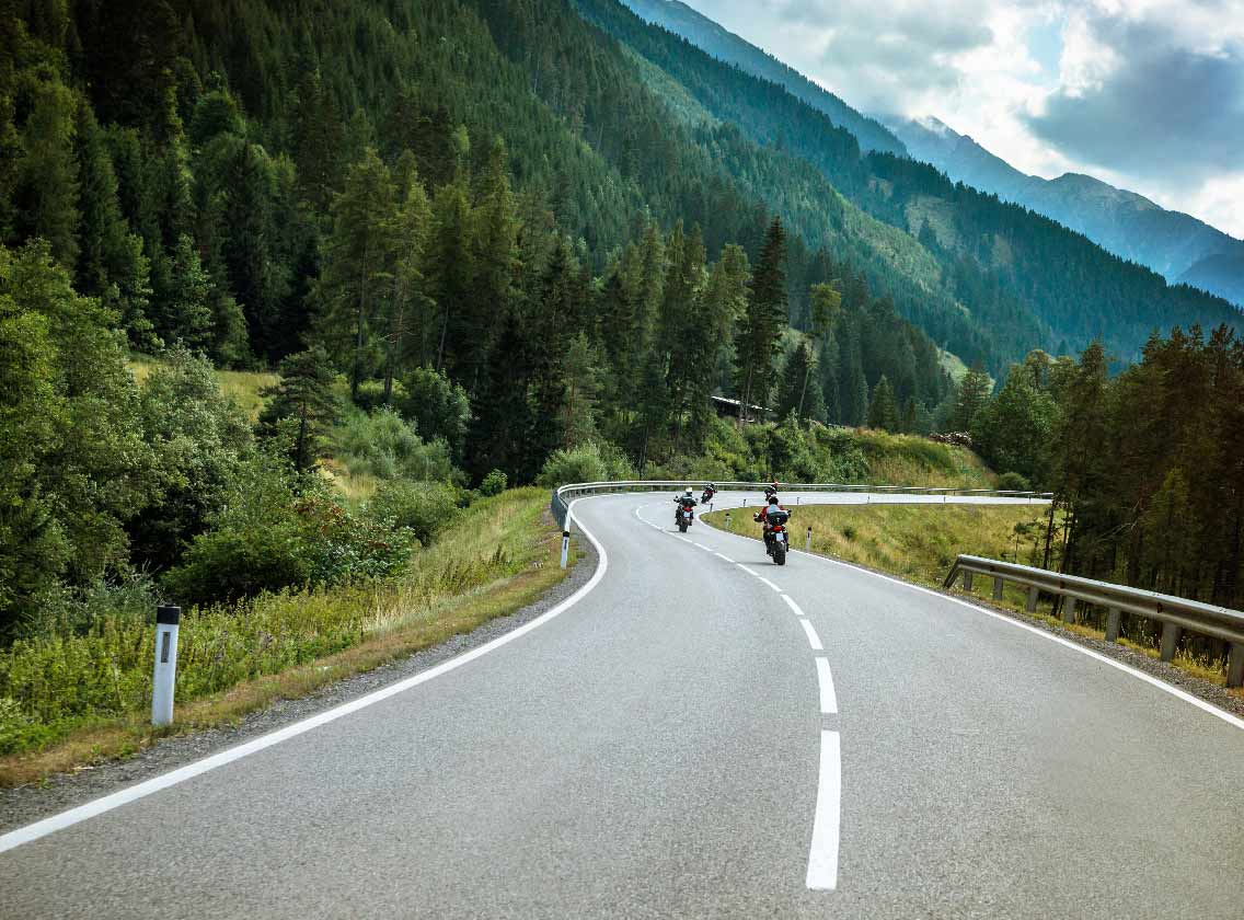 Motocykliści jadący po górach w Albanii