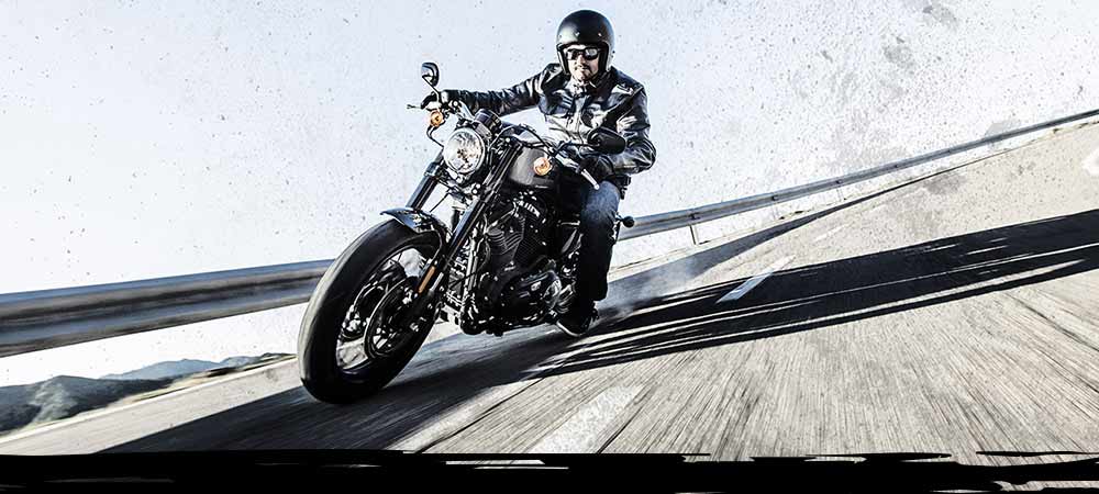 Motociclista da Harley-Davidson com pneus Dunlop
