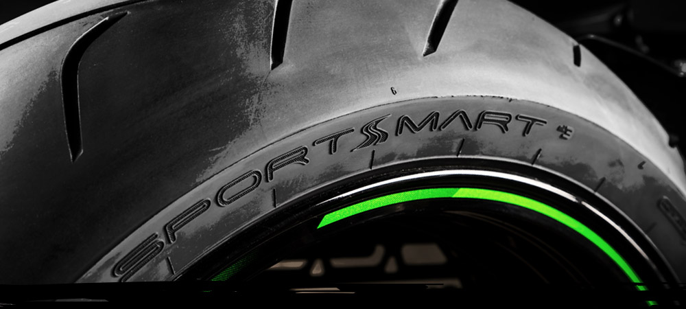 Close-up do pneu Dunlop SportSmart Mk3