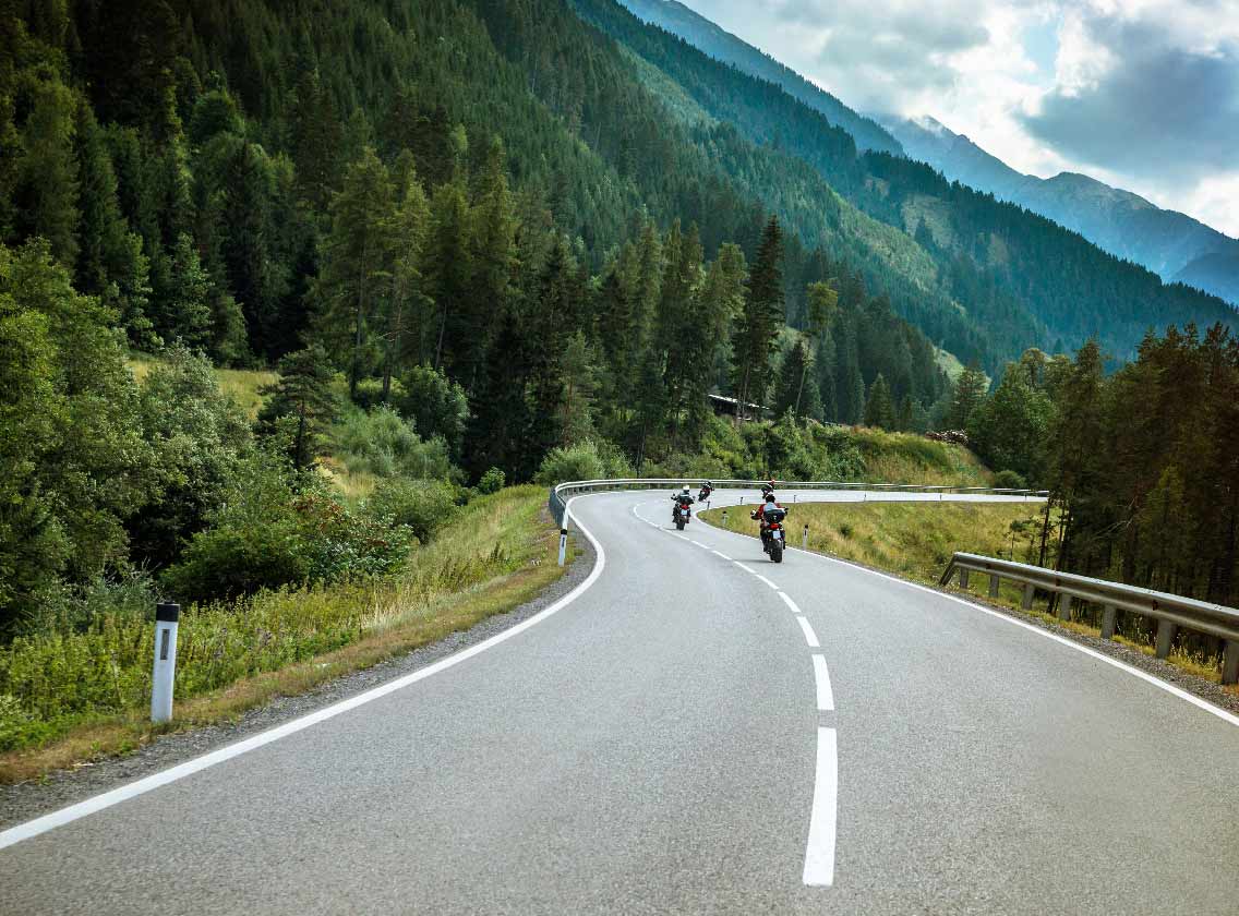 Motociclistas a viajar pelas montanhas na Albânia