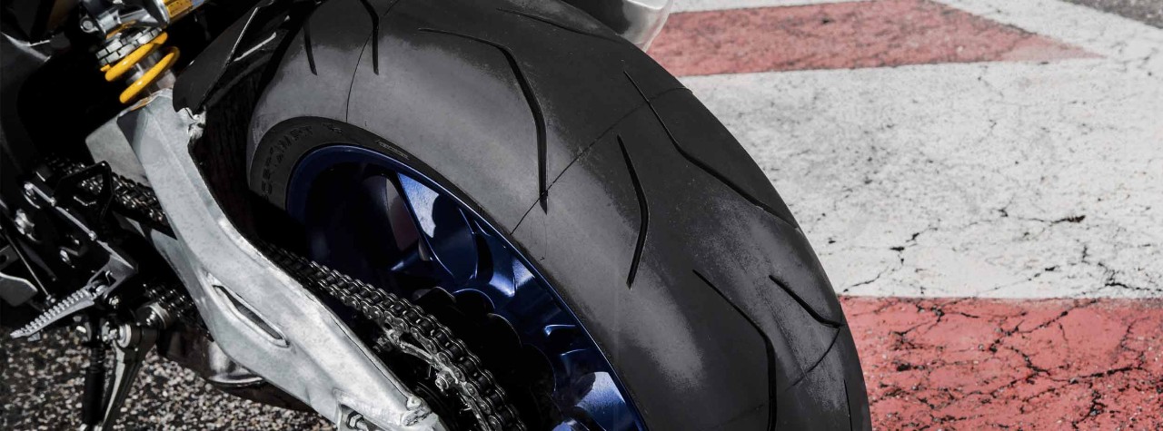 Närbild av Dunlop SportSmart TT-däcket på banan