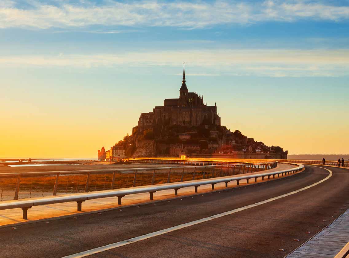 Soluppgång på vägen till Mont Saint Michel, Normandi
